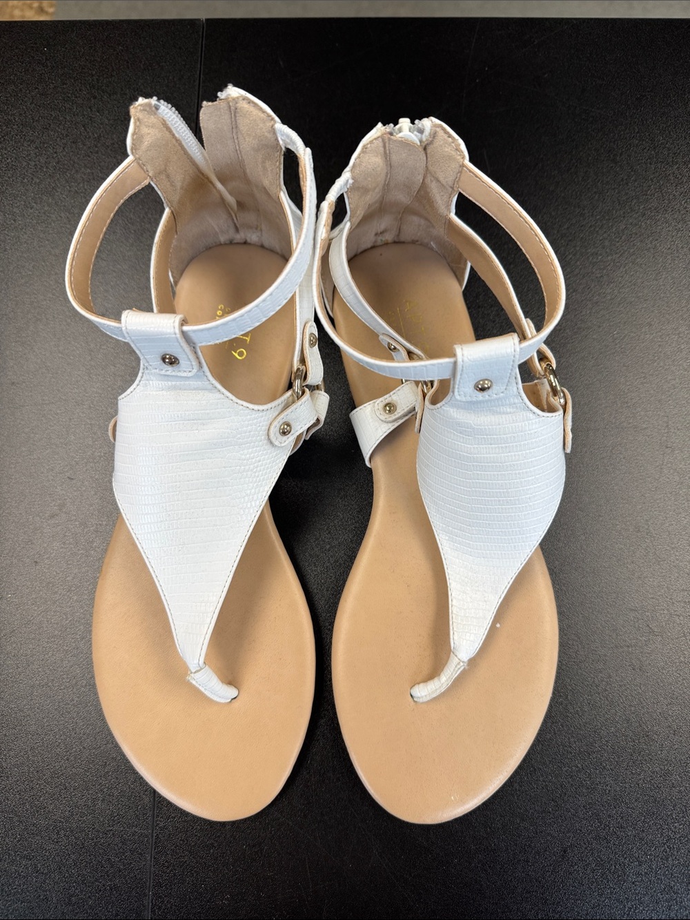 Apt. 9 White T-Strap Toe-Ring Ankle‎ Sandals